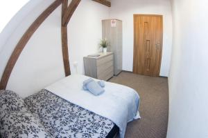 sypialnia z łóżkiem i drewnianymi drzwiami w obiekcie Fitness Hostel - restauracja, darmowy parking i siłownia we Wrocławiu