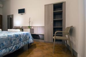 Ένα ή περισσότερα κρεβάτια σε δωμάτιο στο Foresteria Valdese di Firenze