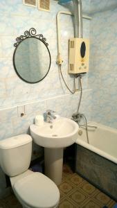 ノヴォロシースクにあるКвартира на улице Мира 45のバスルーム(トイレ、洗面台、鏡付)