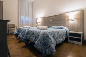 Ένα ή περισσότερα κρεβάτια σε δωμάτιο στο Foresteria Valdese di Firenze