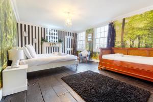 sypialnia z 2 łóżkami i krzesłem w obiekcie The Wonderland Townhouse - Alice in Wonderland 7BDR Home w mieście Bath
