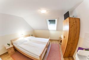 Un dormitorio con una cama grande y una ventana en Frühstückspension Kölich, en Klagenfurt