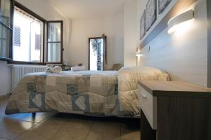 Ένα ή περισσότερα κρεβάτια σε δωμάτιο στο Foresteria Valdese di Firenze