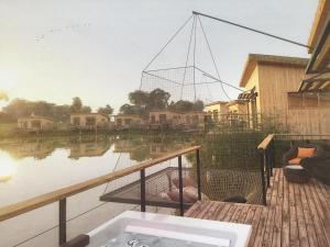 Výhled na řeku, která protéká v blízkosti hotelu
