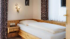 two twin beds in a room with a window at Landgasthof Apfelbeck in Mamming