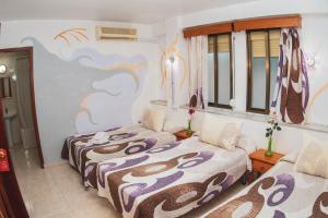 Un pat sau paturi într-o cameră la Hostal La Rosa