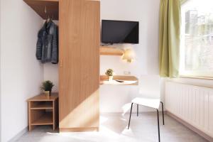 TV a/nebo společenská místnost v ubytování bp24 Hotel Aachen + 15 fotografií