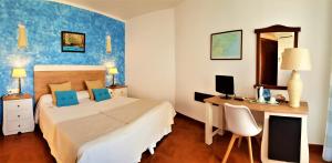 Кровать или кровати в номере Hotel las Calas