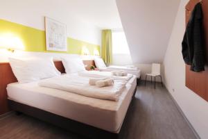 Säng eller sängar i ett rum på bp24 Hotel Aachen