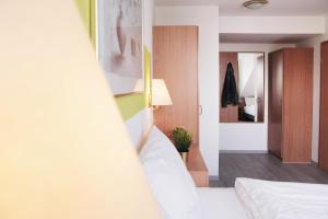 Letto o letti in una camera di bp24 Hotel Aachen