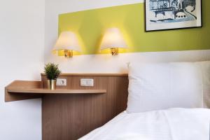 Letto o letti in una camera di bp24 Hotel Aachen