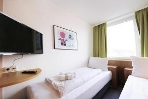 TV a/nebo společenská místnost v ubytování bp24 Hotel Aachen