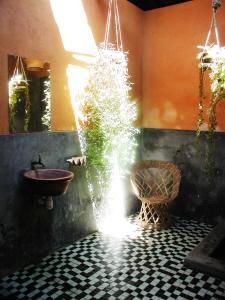ein Badezimmer mit einem Waschbecken und einem Brunnen in der Unterkunft Patio dos quintalinhos - Casa di Gabriele in Ilha de Moçambique
