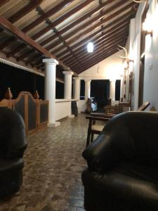 una sala de estar con sofás y mesas en un edificio en Walawwa Guest House en Matale