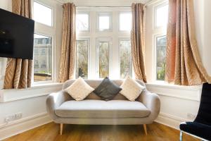 sala de estar con sofá y ventanas en The Hive House - Large Light-Flooded 6BDR Townhouse en Bath