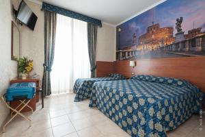 ein Hotelzimmer mit 2 Betten und einem Gemälde an der Wand in der Unterkunft Hotel Orlanda in Rom