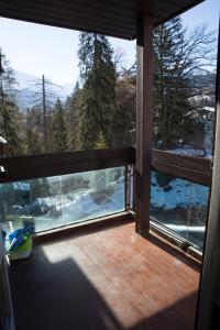 un porche cubierto con vistas a la nieve en Castel des roches Leal Julien, en Saint-Gervais-les-Bains