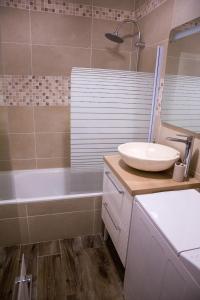 un baño con lavabo y bañera en Castel des roches Leal Julien, en Saint-Gervais-les-Bains