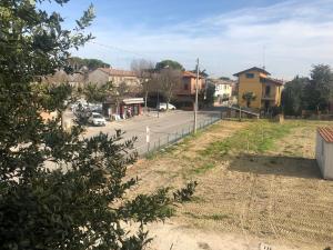 widok na ulicę w małym miasteczku w obiekcie Gene Holiday Home w Rawennie +7 zdjęć