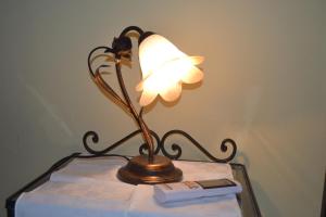 una lampada seduta su un tavolo con telecomando di Podere dei maddii a Roccastrada