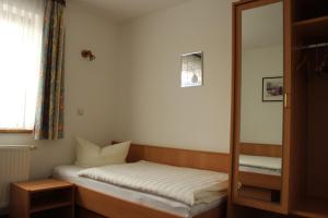 
Ein Bett oder Betten in einem Zimmer der Unterkunft Pension Garni Zum Felsenkeller
