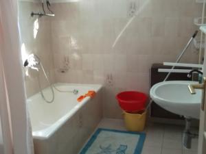 Koupelna v ubytování Szabó Apartmanház + 15 fotografií