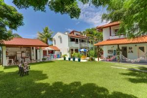 un patio con casas y una hamaca en Flat Salsol, en Florianópolis