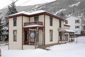 uma casa na neve em frente a uma montanha em Rose Street Bed & Breakfast em Georgetown