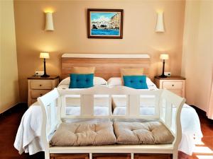 Кровать или кровати в номере Hotel las Calas