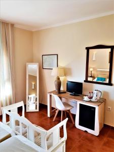 Телевизор и/или развлекательный центр в Hotel las Calas