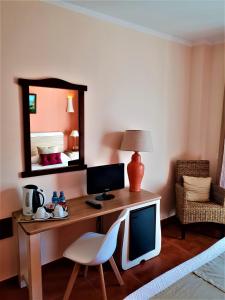Телевизор и/или развлекательный центр в Hotel las Calas