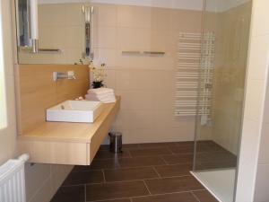 A bathroom at Gasthof-Pension Schütz