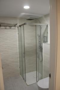 una doccia in vetro in un bagno con WC di Romantic Loft Ventura a Tarifa