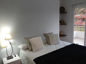 Łóżko lub łóżka w pokoju w obiekcie Apartamento a 150 metros del Mar, parking y Wifi