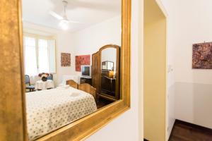 einen Spiegel in einem Zimmer mit einem Bett und einem Tisch in der Unterkunft A Casa Cibella in Rom