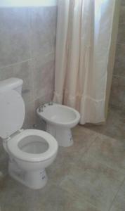 uma casa de banho com um WC e um bidé em Un Buen Lugar em Villa Parque Síquiman