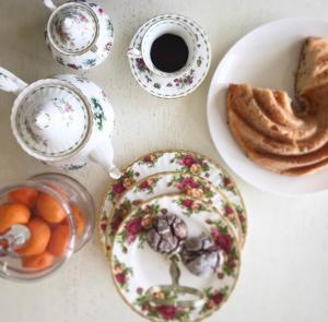 una mesa con un plato de pan y una taza de café en B&B Le Ferule en Manfredonia