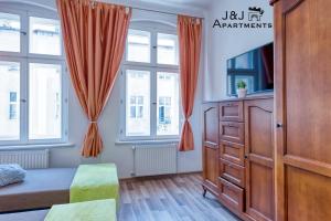 J&J Apartments Łazienna 30 - 10的电视和/或娱乐中心