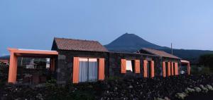 eine Darstellung eines Hauses mit einem Berg im Hintergrund in der Unterkunft Paraíso do Triângulo in Lajido