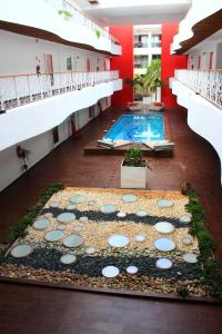 un gran edificio con una piscina en el medio en In Fashion Hotel & Spa en Playa del Carmen