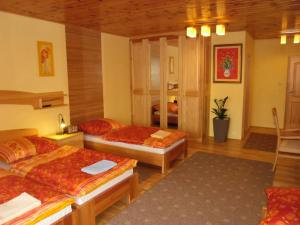 1 Schlafzimmer mit 2 Betten in einem Zimmer in der Unterkunft Penzion Tri klasy in Nová Lesná