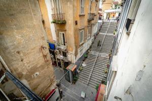 ナポリにあるI Ruggieroの階段や建物のある路地の上からの眺め