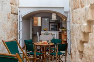 a kitchen and dining room with a table and chairs at CURNIOLA 21 in Ciutadella