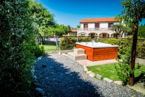 a backyard with a hot tub in a yard at Cabañas Morada del Cerro -Cabaña Algarrobo- in Capilla del Monte