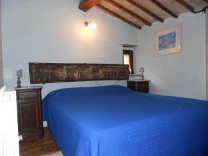 CastelraimondoにあるIl Giardino Degli Uliviのベッドルーム1室(青いベッドカバー付)