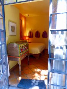 聖米格爾－德阿連德的住宿－卡薩卡莉公寓式酒店，卧室配有一张床和一张桌子