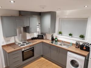 A cozinha ou cozinha compacta de Milton House - Entire 3Bed House FREE WIFI & 4 FREE PARKING Spaces Serviced Accommodation Newcastle UK