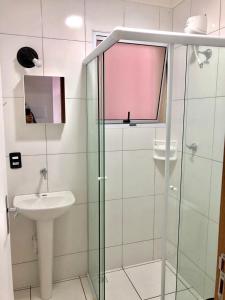 ein Badezimmer mit Glasdusche und Waschbecken in der Unterkunft Apto Ubatuba Sun Way 3107 in Ubatuba