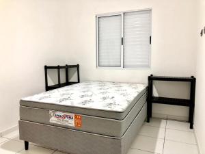 eine Matratze in einem Zimmer mit Fenster in der Unterkunft Apto Ubatuba Sun Way 3107 in Ubatuba + 8 Fotos