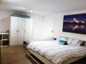 מיטה או מיטות בחדר ב-Lake View Private Studio